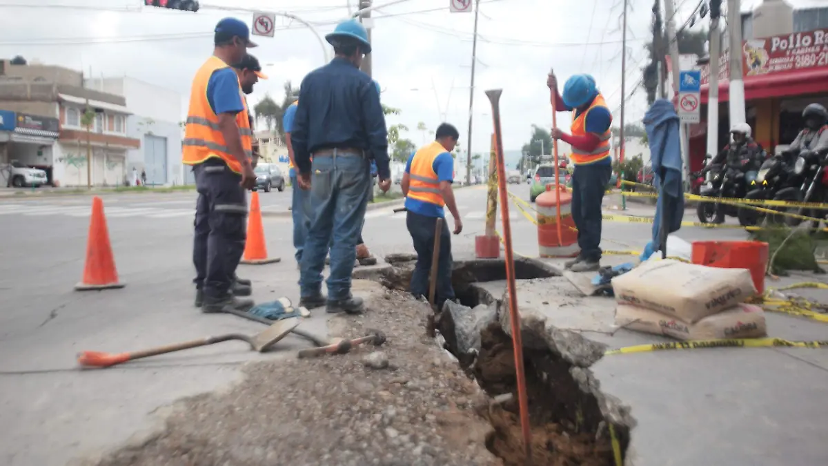 Socavón avenida Mariano Otero y Tepeyac